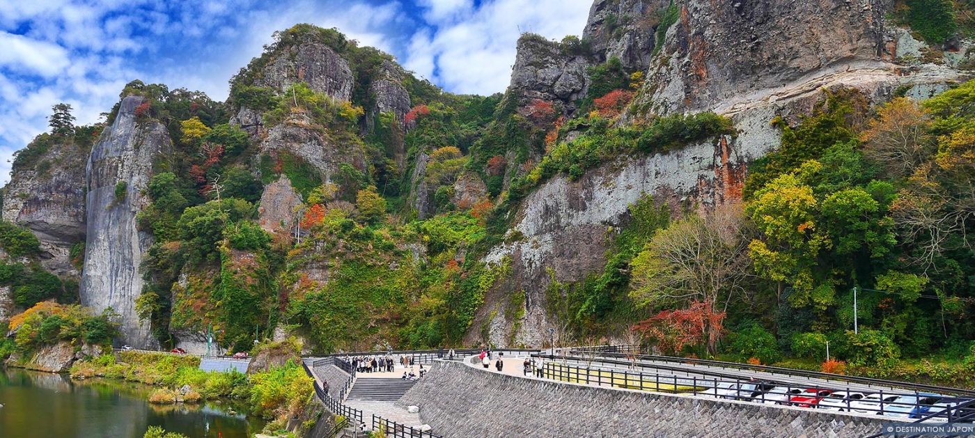 Vue des gorges de Yabakei en automne et du tunnel Ao no Domon