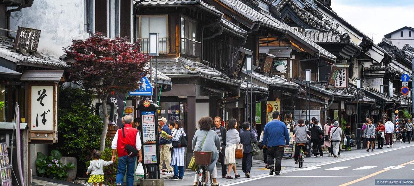 Visiteurs dans les rues anciennes de Kawagoe