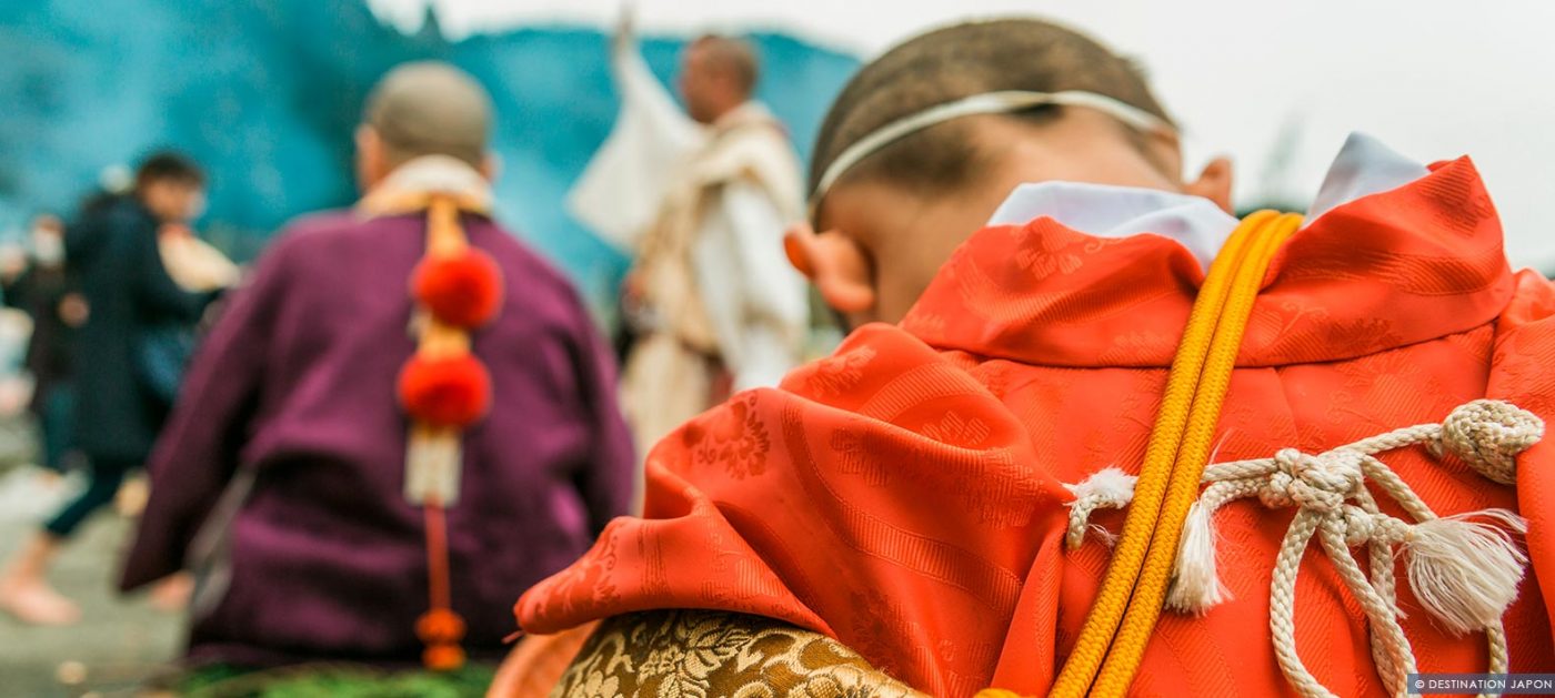 Enfant en tenue monastique au festival du feu du Mont Takao