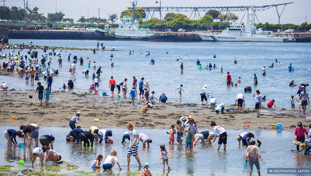 Japonais profitant de la golden week dans la mer à Chiba