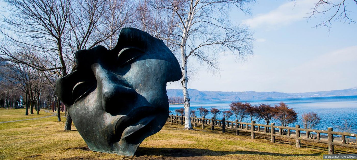 Sculpture de masque aux bord du lac Toyako