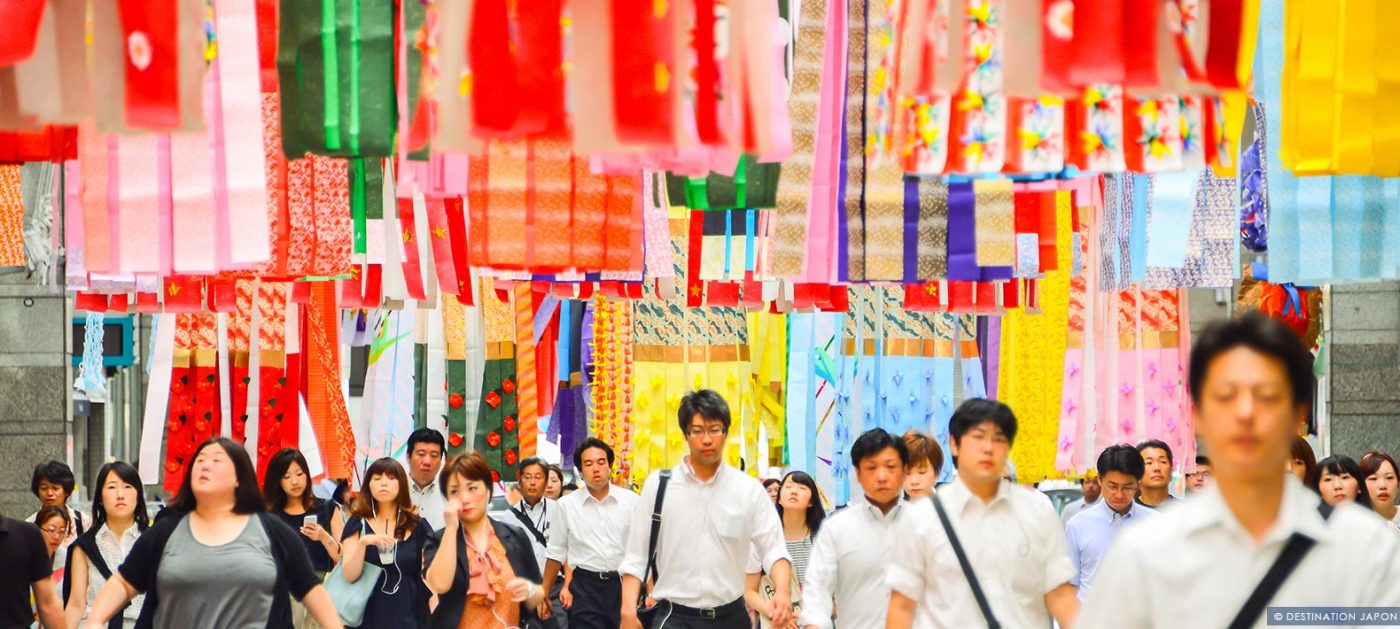 Tanabata à Sendai, foule se baladant sous les décorations colorées