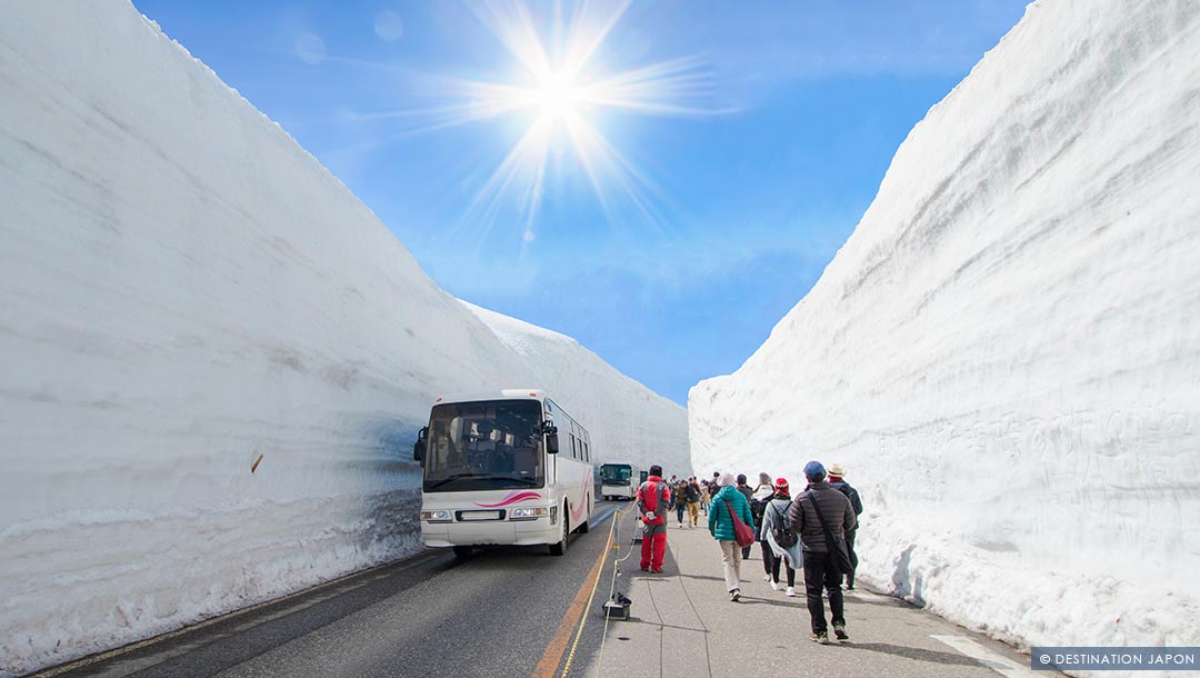 Bus traversant un col enneigé sur la Alpine Route de Toyama