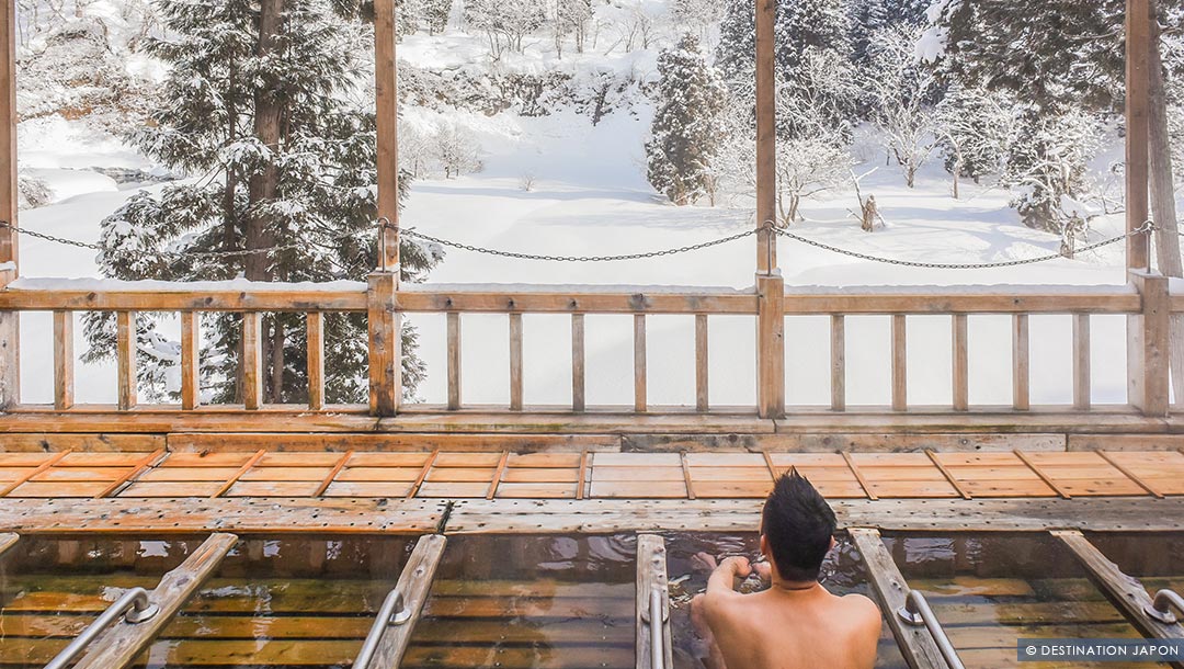 Homme se baignant dans les sources chaudes de Zao en hiver