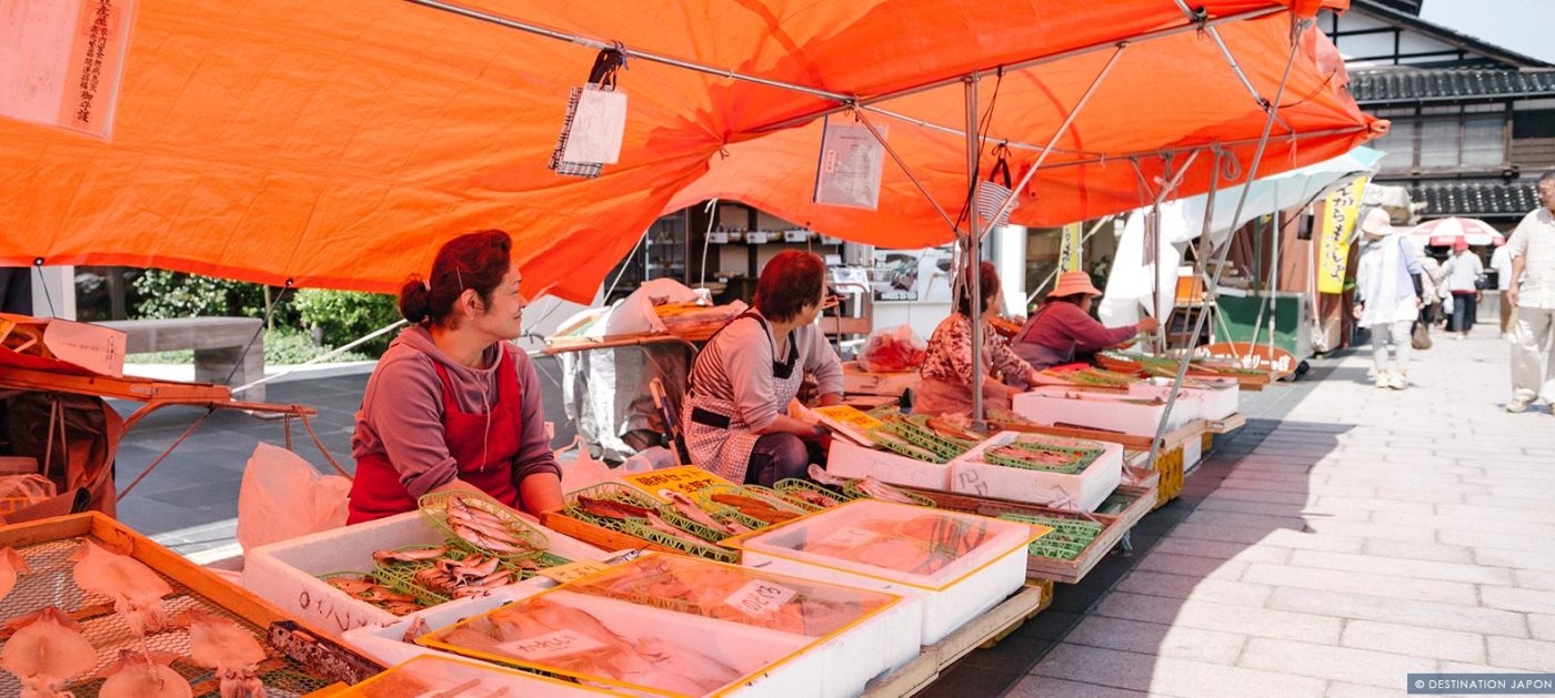 Femmes tenant un stand au marché du matin de Wajima