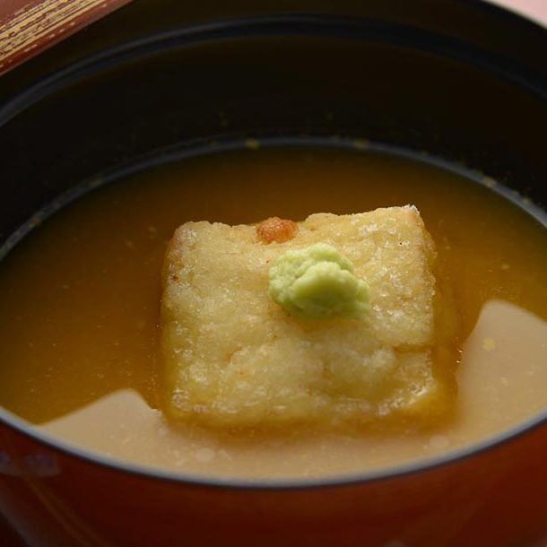 Tofu dans un bouillon au miso